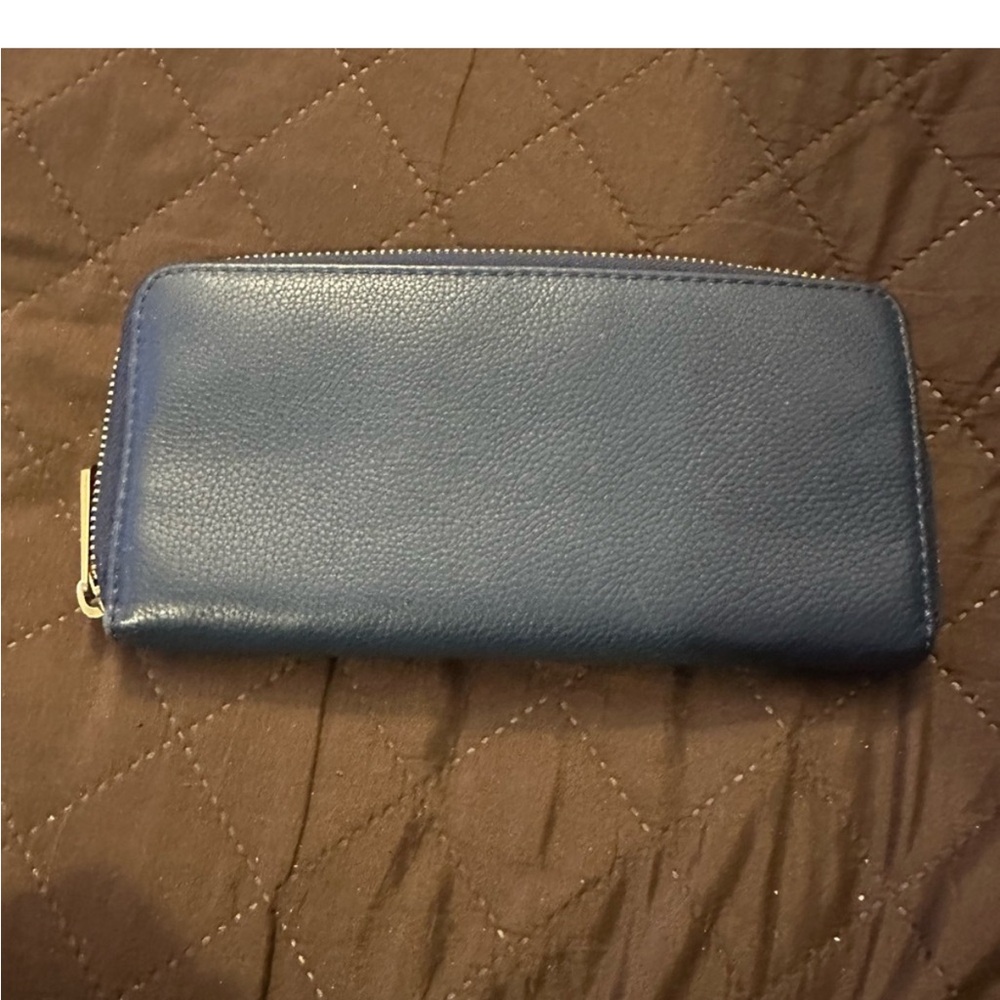 Michael Kors blue leather wallet 
8.5x4inc
Used‎ but in great condition - Picture 2 of 7